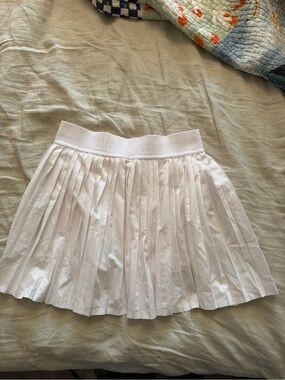 ALO Yoga White Pleated Tennis Skirt with Elastic Waistband